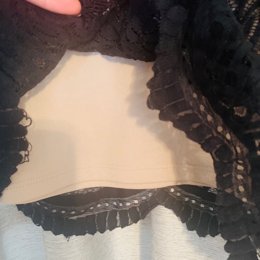 Black lace top w/ cream under lay - Picture 3 of 4
